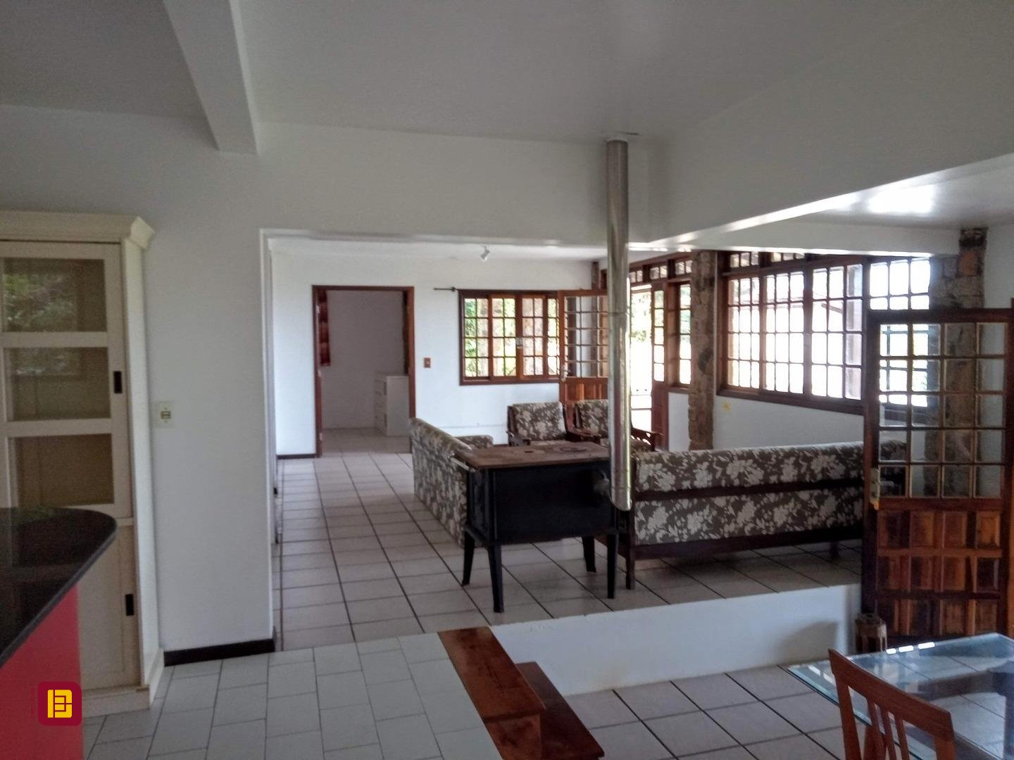 Casa com 600m², 6 quartos (sendo 2 suítes), 12 garagens, no bairro Campeche em Florianópolis