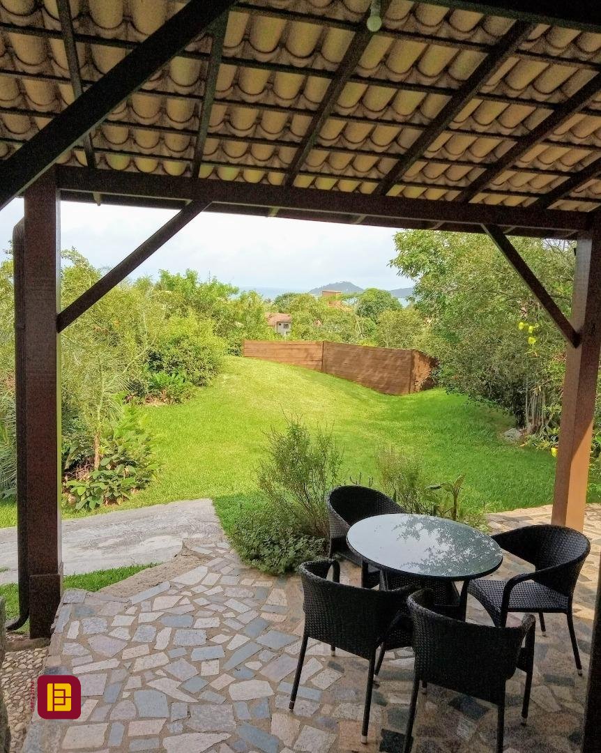 Casa com 600m², 6 quartos (sendo 2 suítes), 12 garagens, no bairro Campeche em Florianópolis