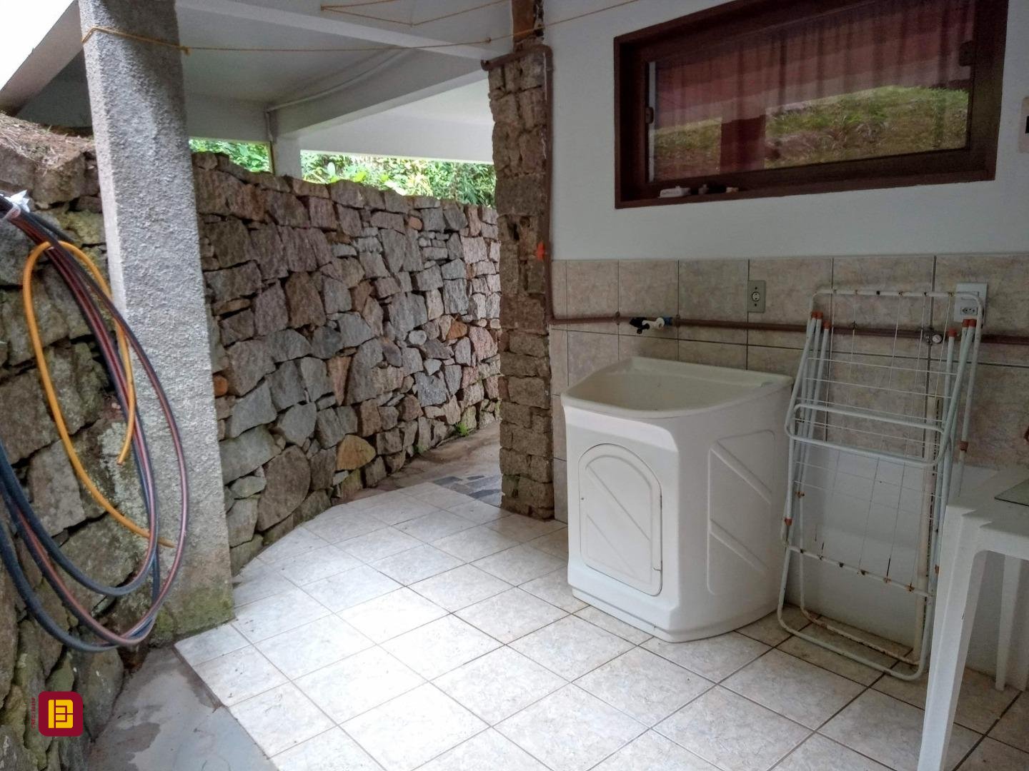 Casa com 600m², 6 quartos (sendo 2 suítes), 12 garagens, no bairro Campeche em Florianópolis