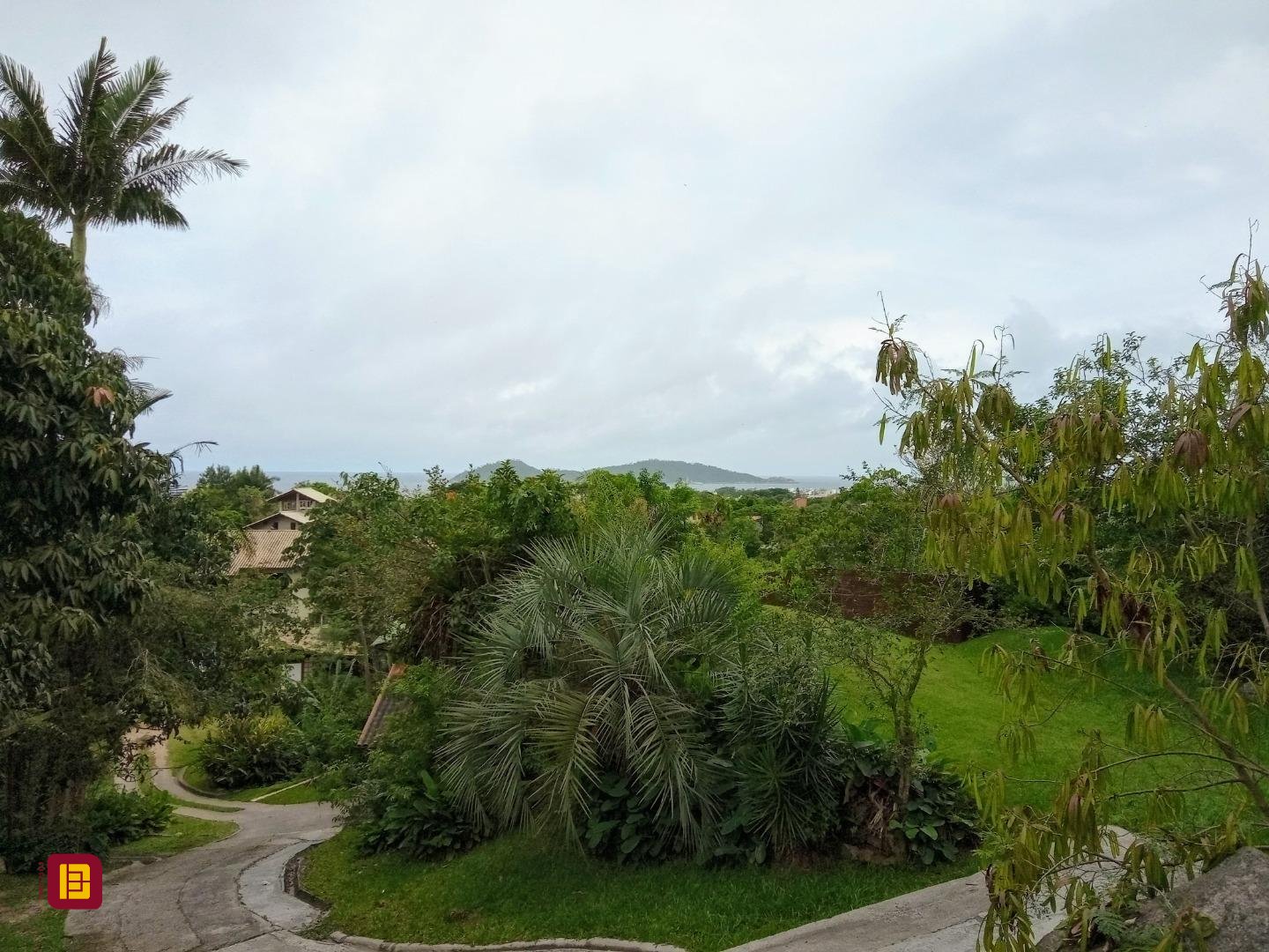 Casa com 600m², 6 quartos (sendo 2 suítes), 12 garagens, no bairro Campeche em Florianópolis