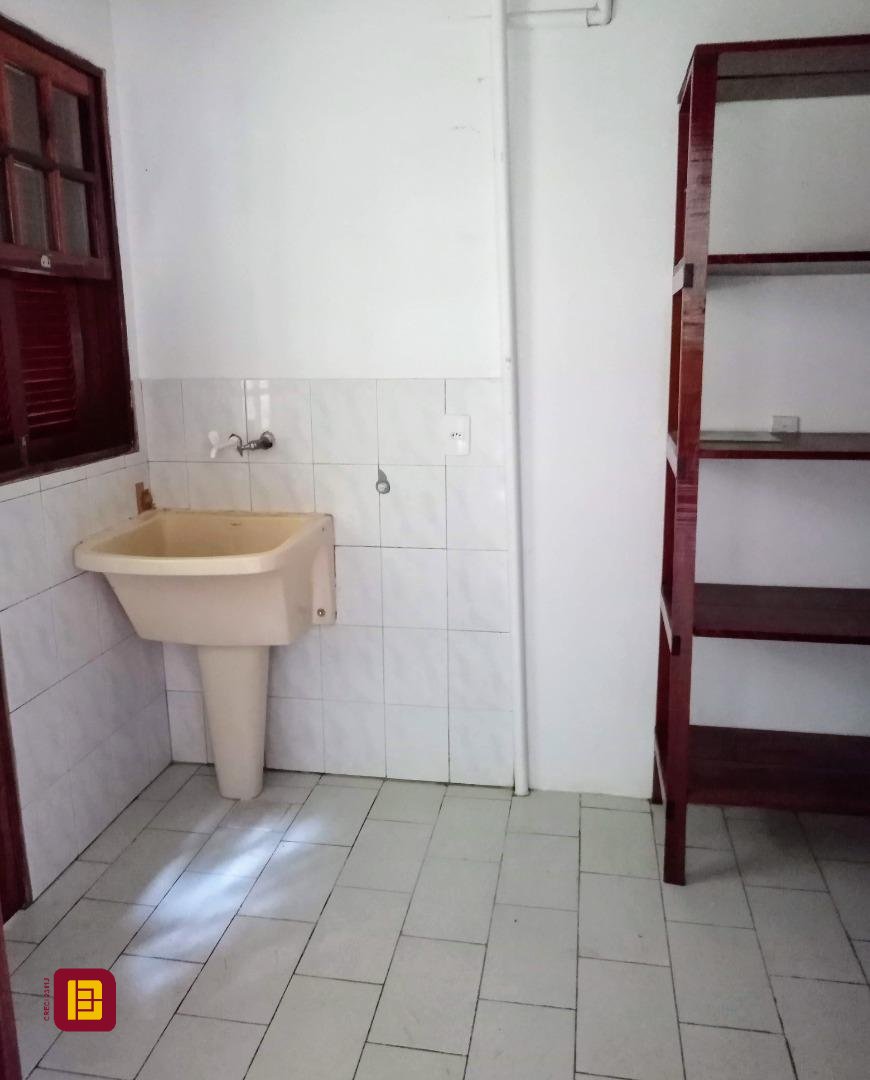 Casa com 600m², 6 quartos (sendo 2 suítes), 12 garagens, no bairro Campeche em Florianópolis