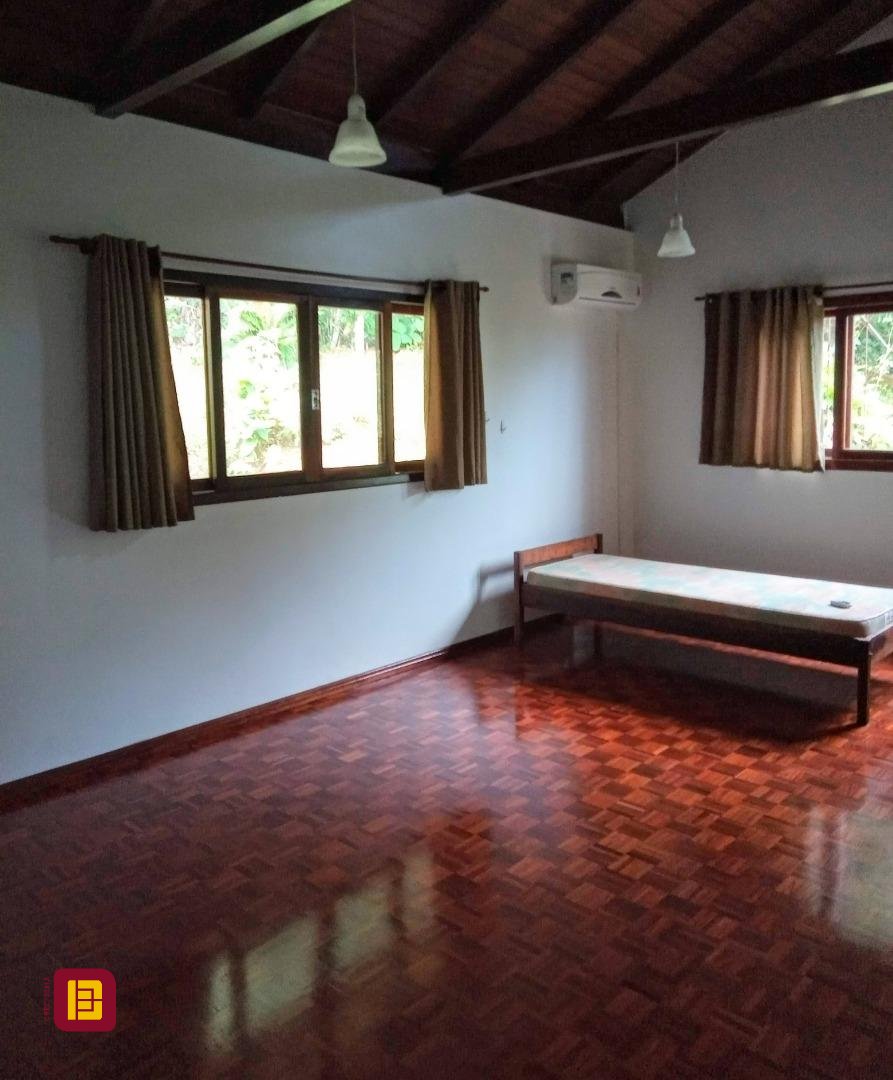 Casa com 600m², 6 quartos (sendo 2 suítes), 12 garagens, no bairro Campeche em Florianópolis