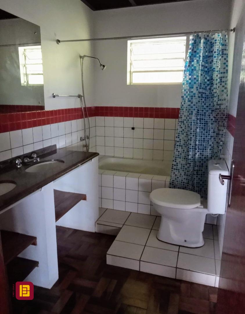 Casa com 600m², 6 quartos (sendo 2 suítes), 12 garagens, no bairro Campeche em Florianópolis