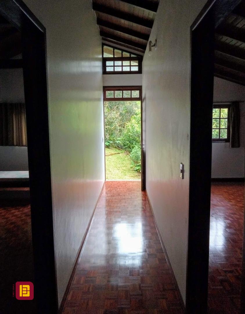 Casa com 600m², 6 quartos (sendo 2 suítes), 12 garagens, no bairro Campeche em Florianópolis