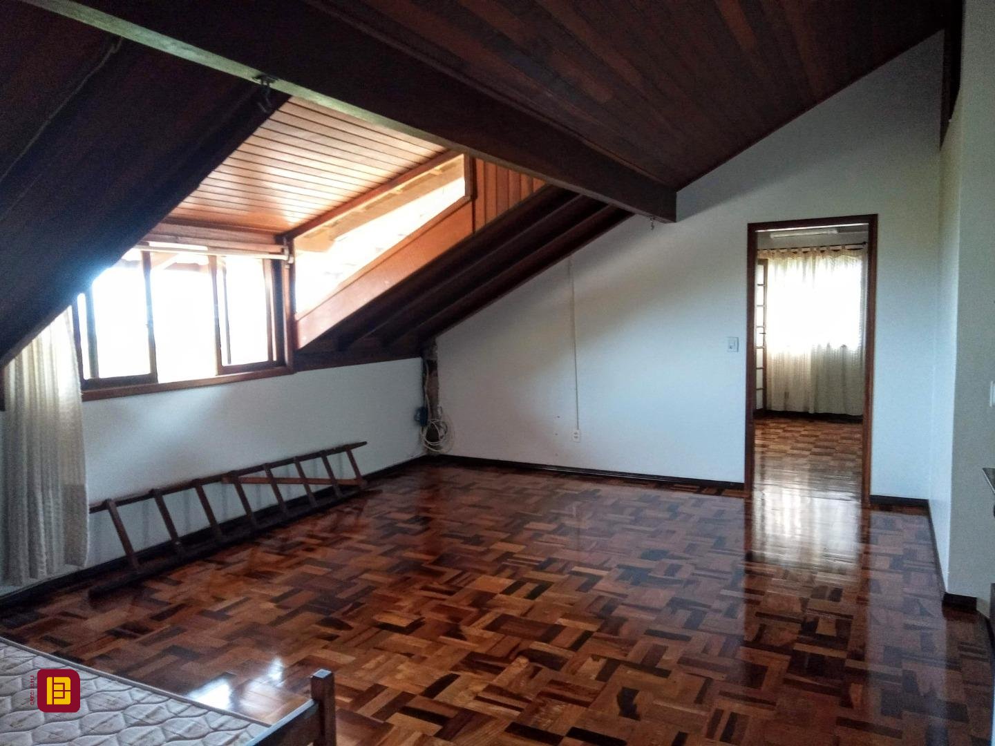 Casa com 600m², 6 quartos (sendo 2 suítes), 12 garagens, no bairro Campeche em Florianópolis