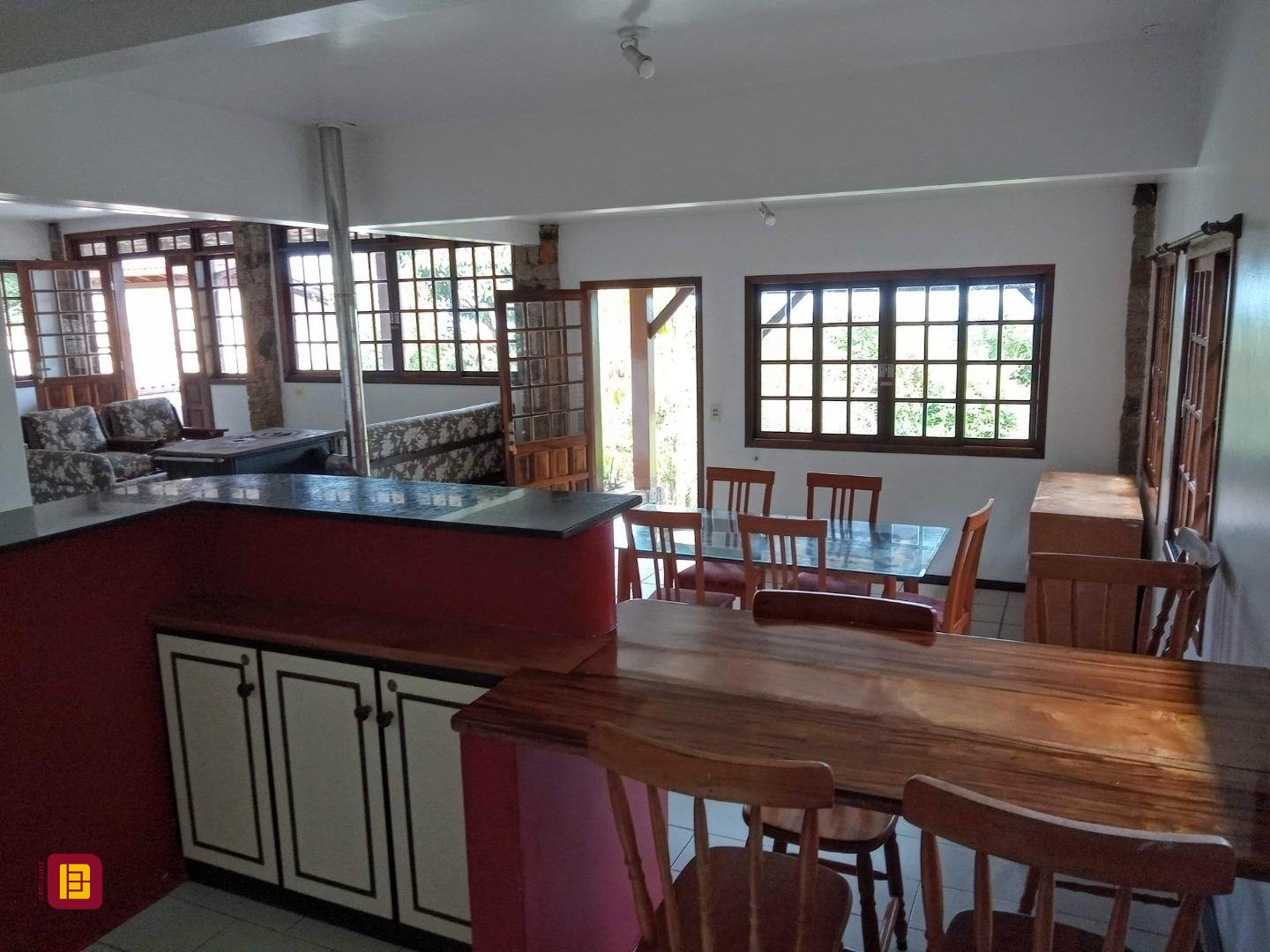 Casa com 600m², 6 quartos (sendo 2 suítes), 12 garagens, no bairro Campeche em Florianópolis