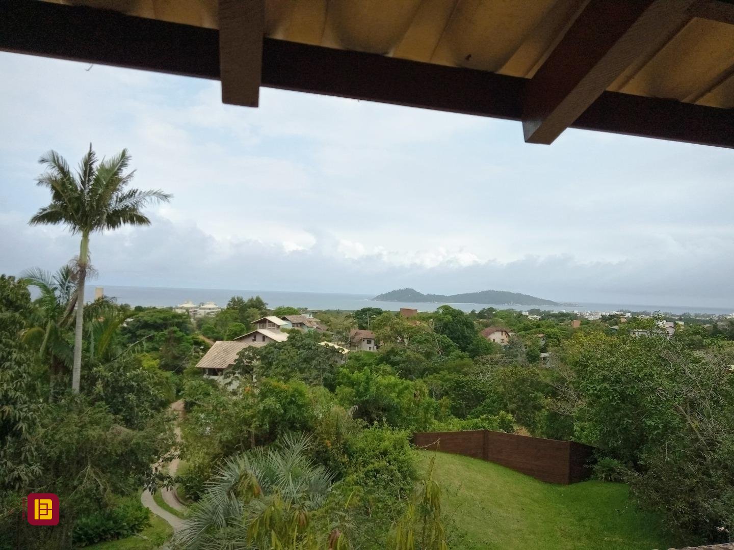 Casa com 600m², 6 quartos (sendo 2 suítes), 12 garagens, no bairro Campeche em Florianópolis