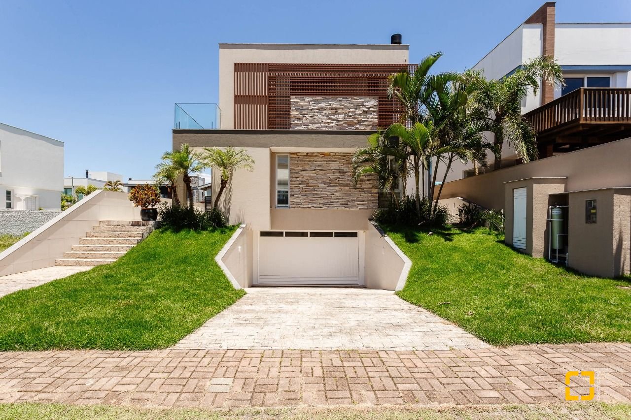 Casa de Condomínio com 400m², 5 quartos (sendo 3 suítes), 4 garagens, no bairro Morro das Pedras em Florianópolis