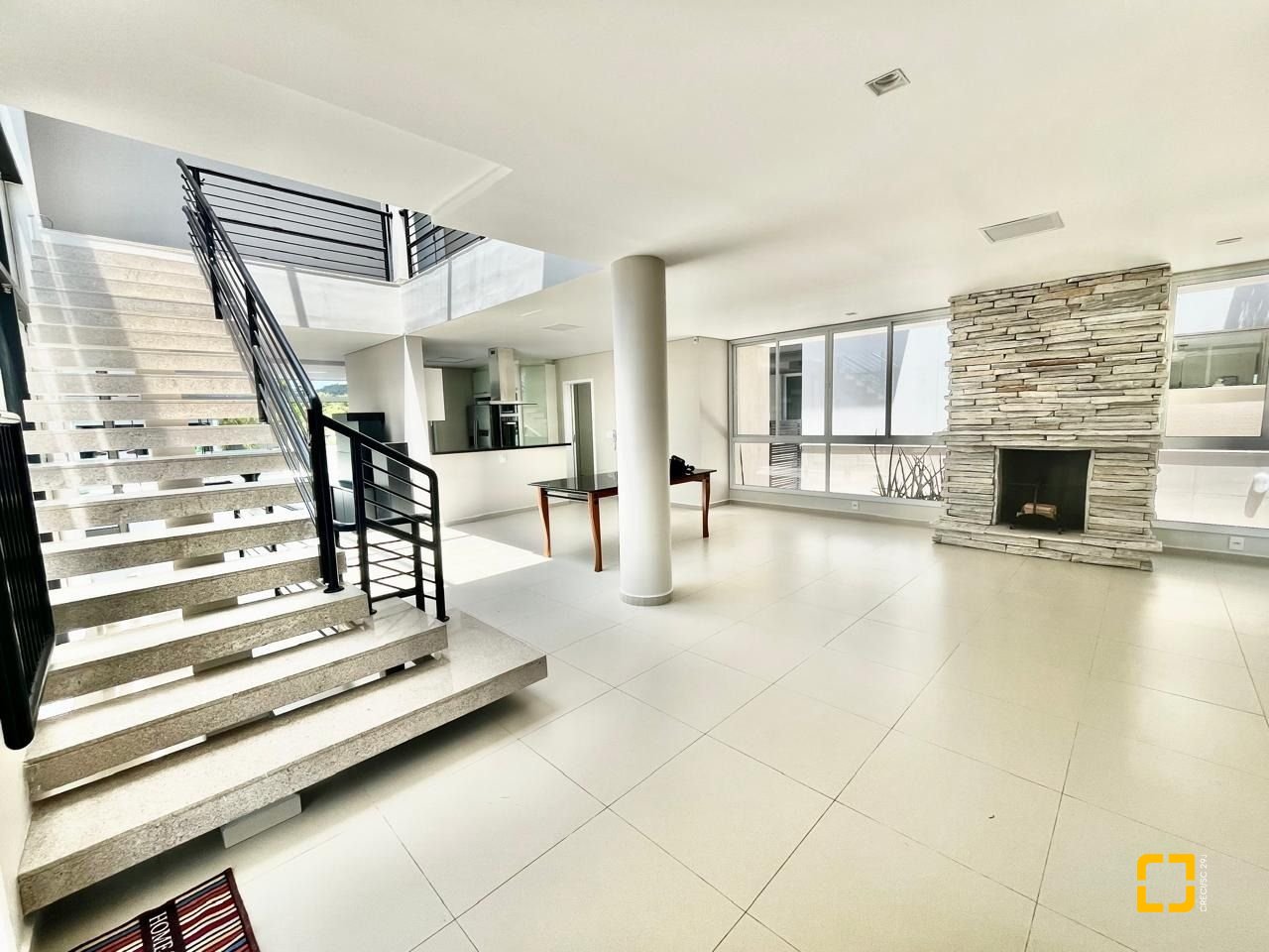 Casa de Condomínio com 400m², 5 quartos (sendo 3 suítes), 4 garagens, no bairro Morro das Pedras em Florianópolis