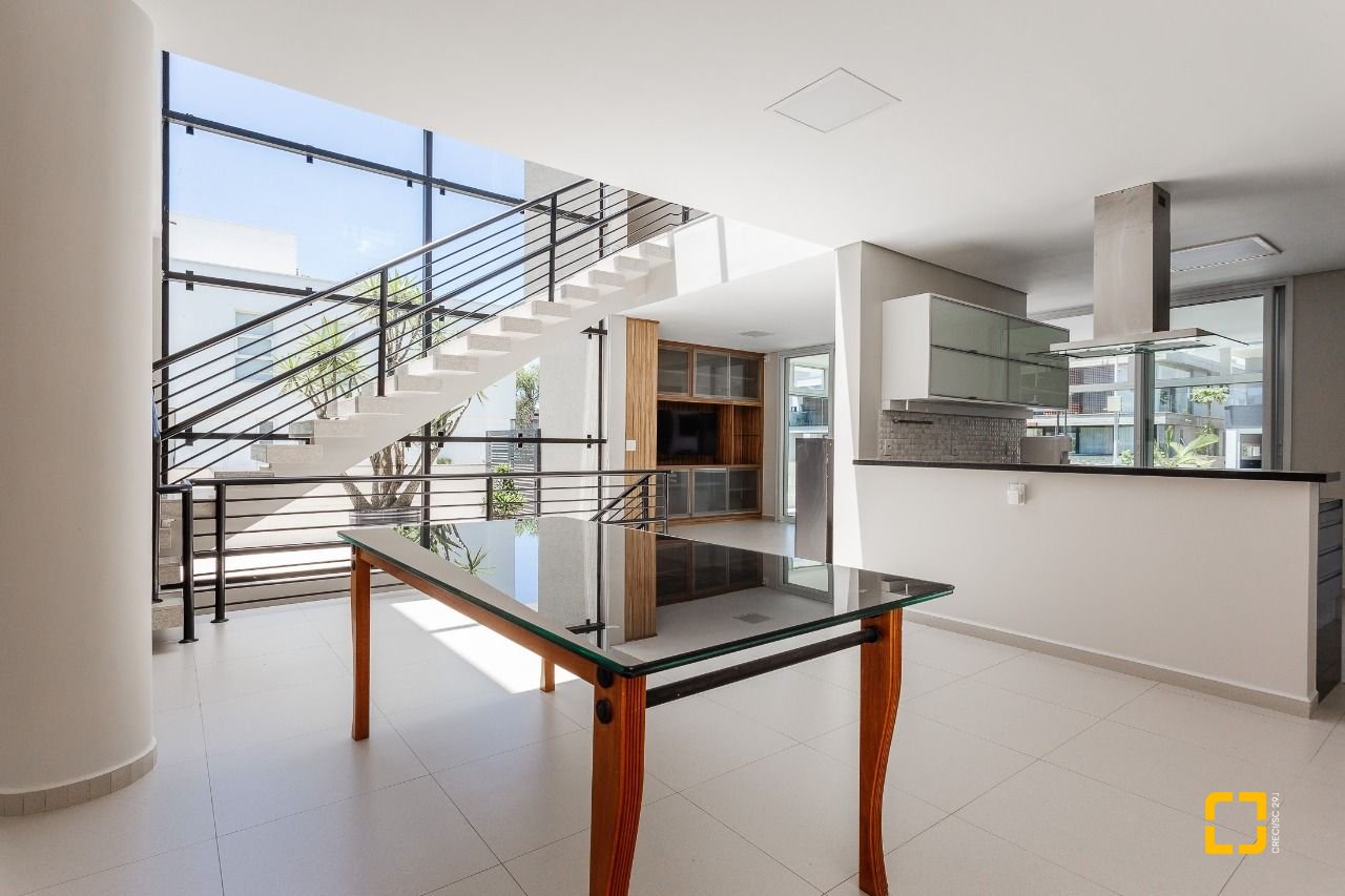 Casa de Condomínio com 400m², 5 quartos (sendo 3 suítes), 4 garagens, no bairro Morro das Pedras em Florianópolis
