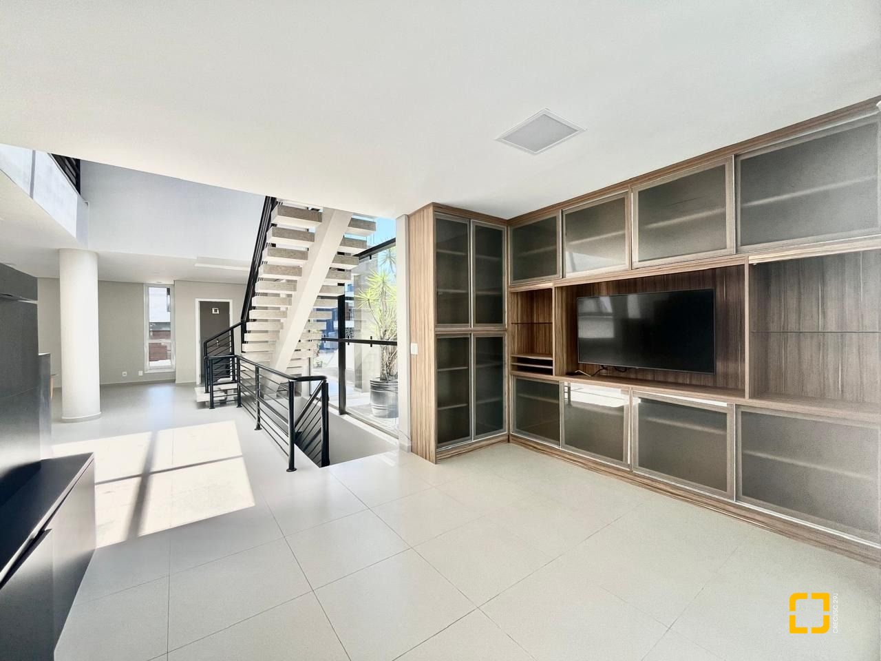 Casa de Condomínio com 400m², 5 quartos (sendo 3 suítes), 4 garagens, no bairro Morro das Pedras em Florianópolis