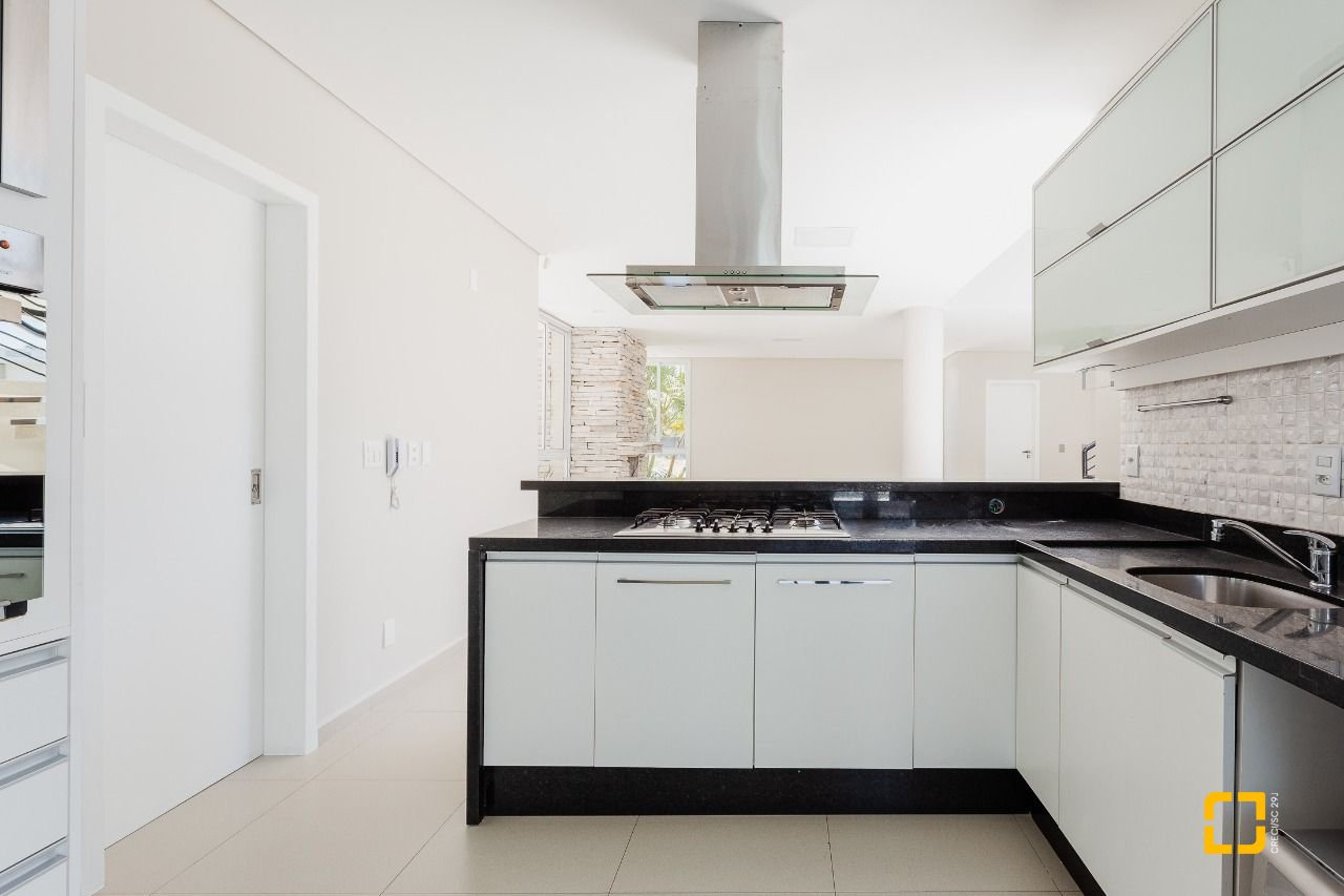 Casa de Condomínio com 400m², 5 quartos (sendo 3 suítes), 4 garagens, no bairro Morro das Pedras em Florianópolis