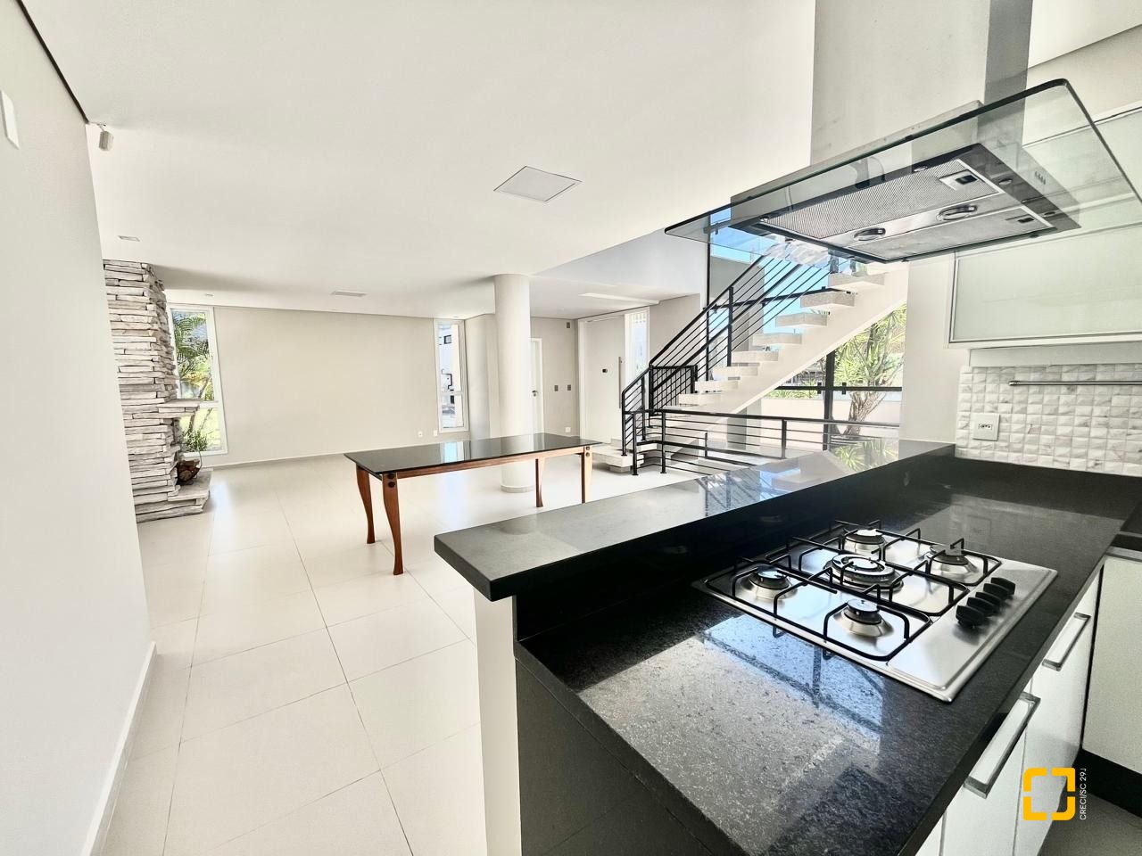 Casa de Condomínio com 400m², 5 quartos (sendo 3 suítes), 4 garagens, no bairro Morro das Pedras em Florianópolis