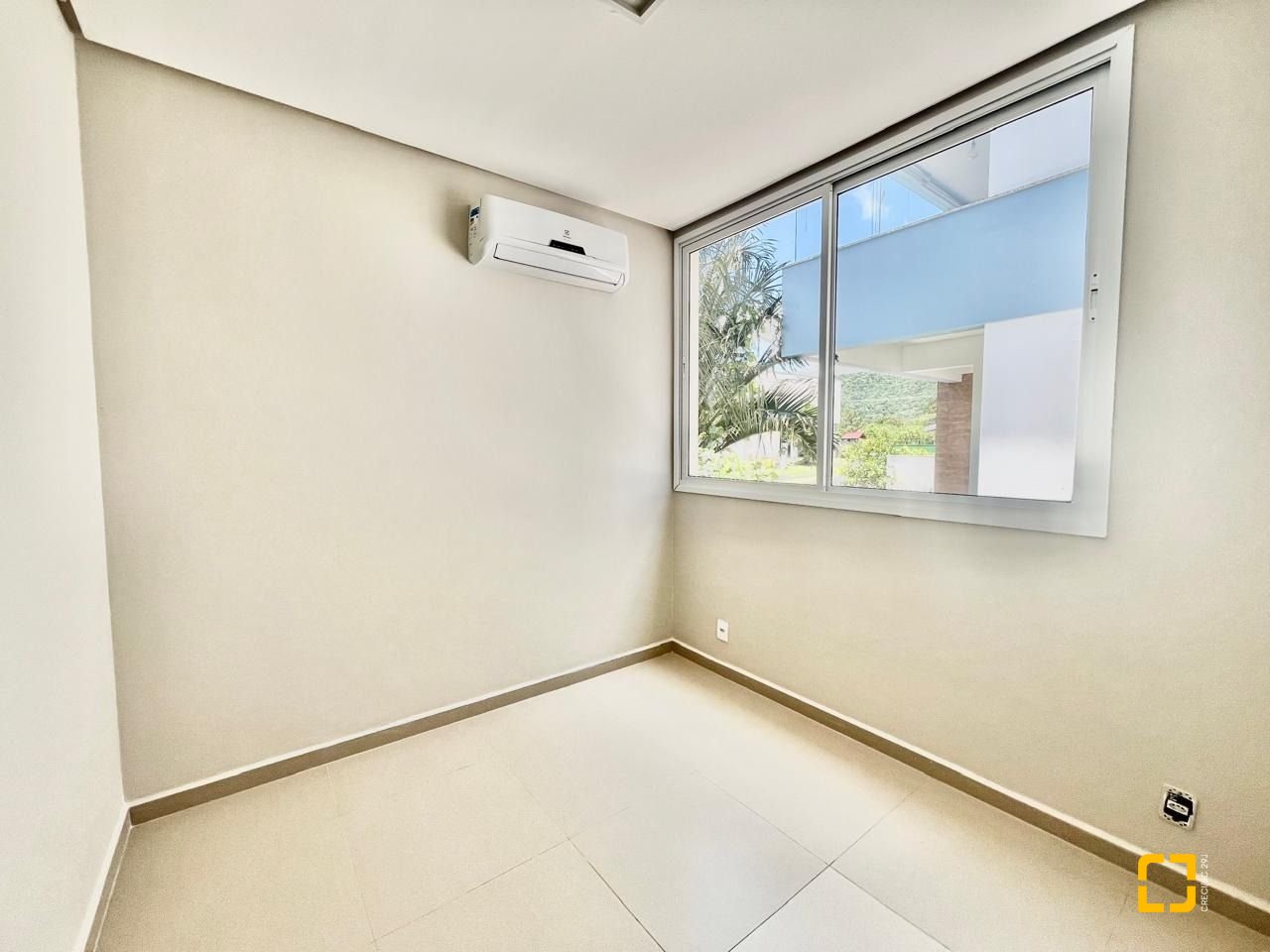 Casa de Condomínio com 400m², 5 quartos (sendo 3 suítes), 4 garagens, no bairro Morro das Pedras em Florianópolis