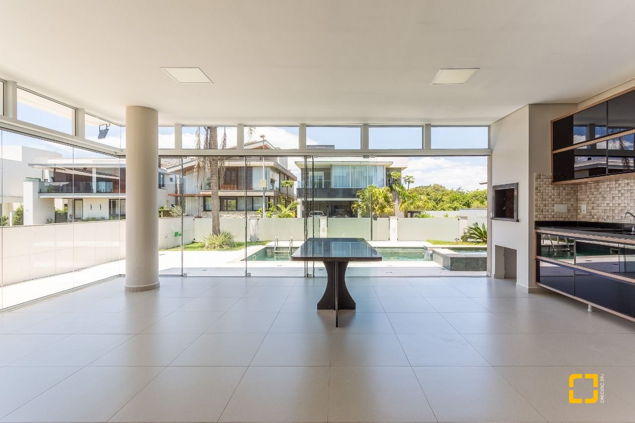 Casa de Condomínio com 400m², 5 quartos (sendo 3 suítes), 4 garagens, no bairro Morro das Pedras em Florianópolis
