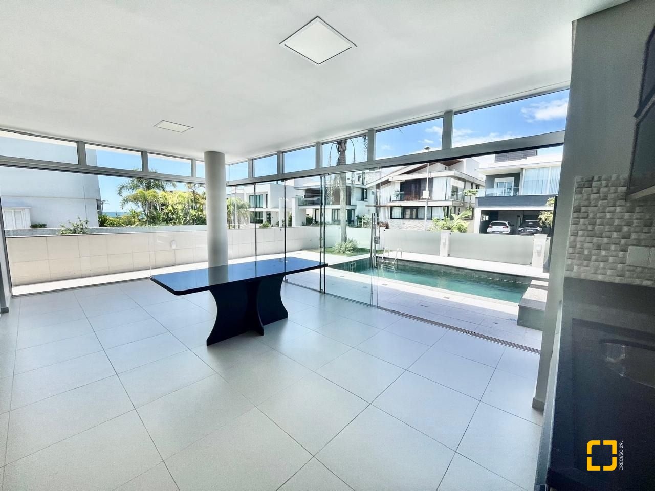 Casa de Condomínio com 400m², 5 quartos (sendo 3 suítes), 4 garagens, no bairro Morro das Pedras em Florianópolis