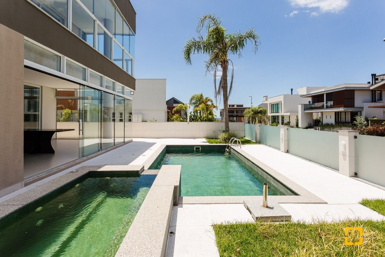 Casa de Condomínio com 400m², 5 quartos (sendo 3 suítes), 4 garagens, no bairro Morro das Pedras em Florianópolis