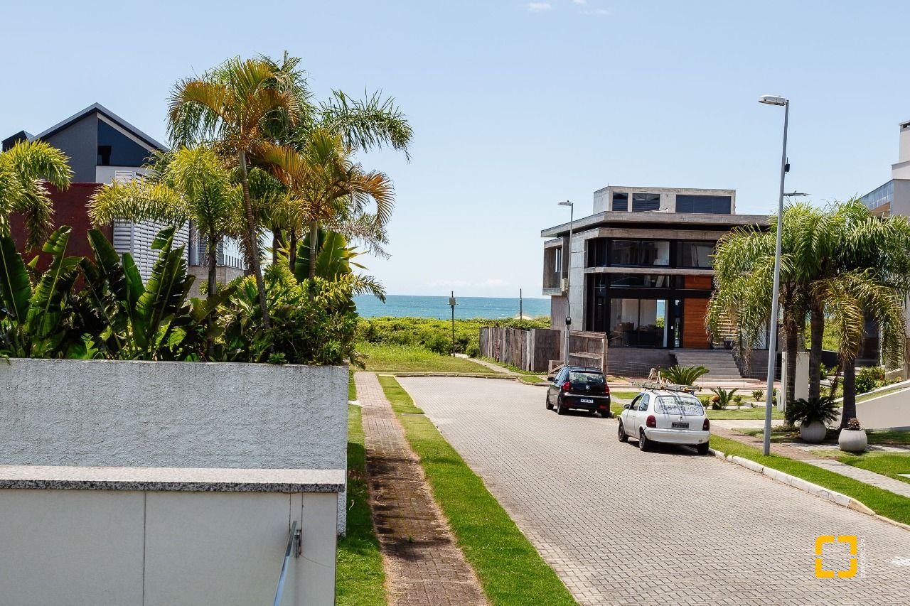 Casa de Condomínio com 400m², 5 quartos (sendo 3 suítes), 4 garagens, no bairro Morro das Pedras em Florianópolis