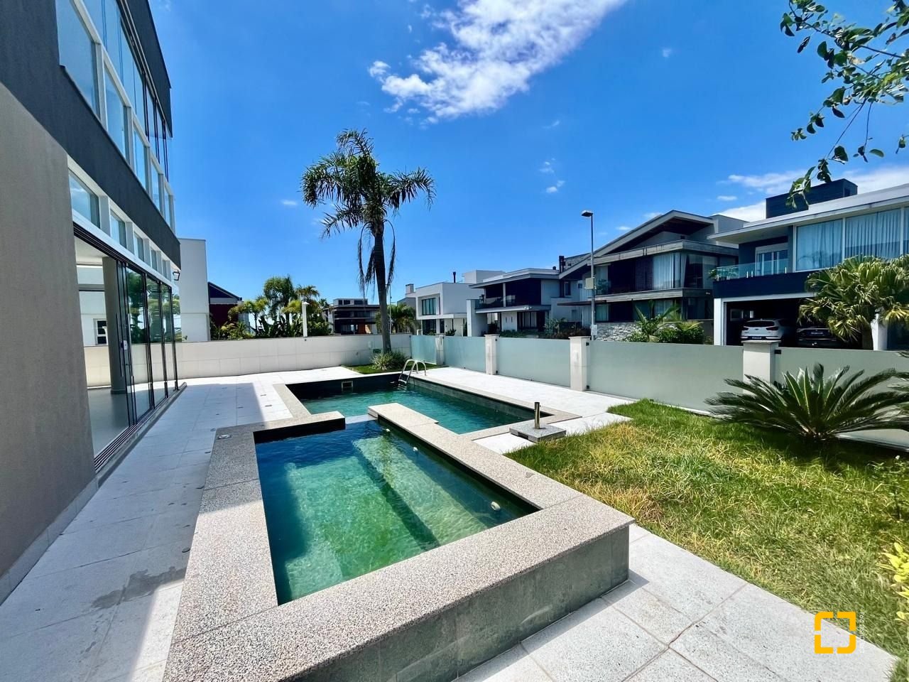 Casa de Condomínio com 400m², 5 quartos (sendo 3 suítes), 4 garagens, no bairro Morro das Pedras em Florianópolis