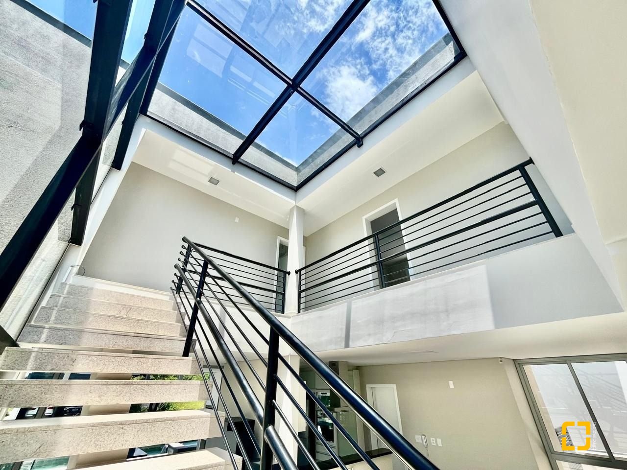 Casa de Condomínio com 400m², 5 quartos (sendo 3 suítes), 4 garagens, no bairro Morro das Pedras em Florianópolis