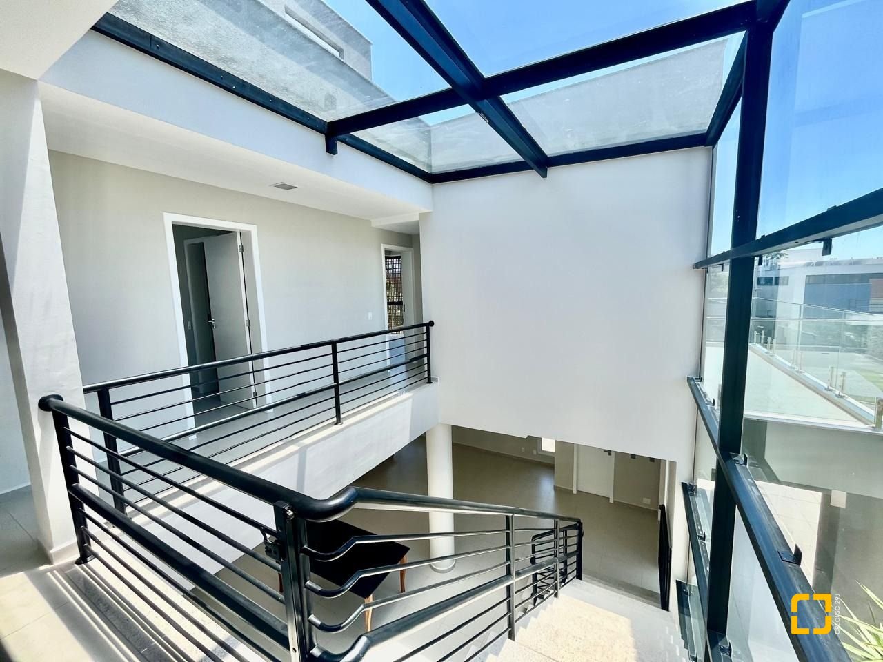 Casa de Condomínio com 400m², 5 quartos (sendo 3 suítes), 4 garagens, no bairro Morro das Pedras em Florianópolis