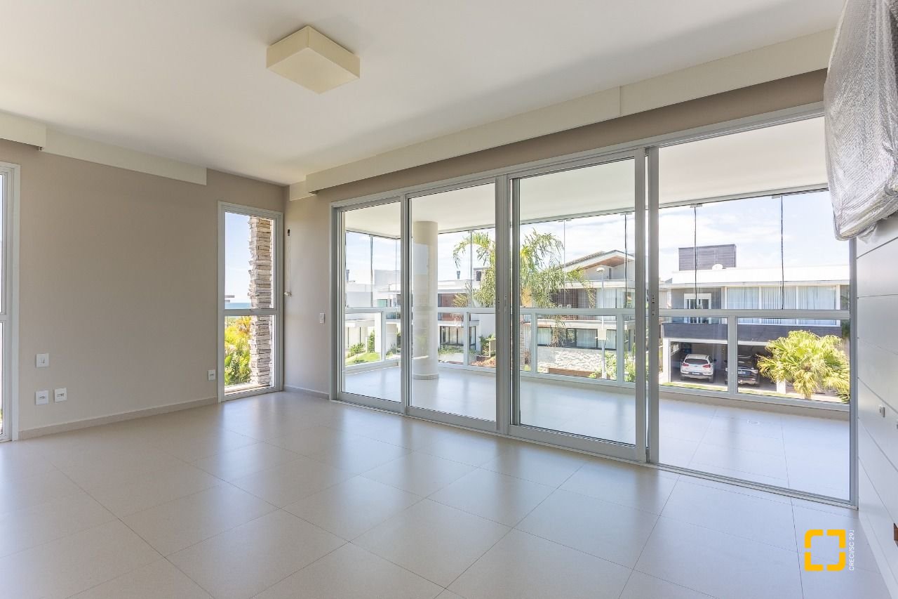 Casa de Condomínio com 400m², 5 quartos (sendo 3 suítes), 4 garagens, no bairro Morro das Pedras em Florianópolis