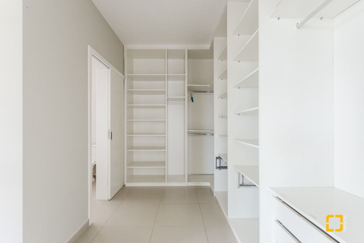 Casa de Condomínio com 400m², 5 quartos (sendo 3 suítes), 4 garagens, no bairro Morro das Pedras em Florianópolis