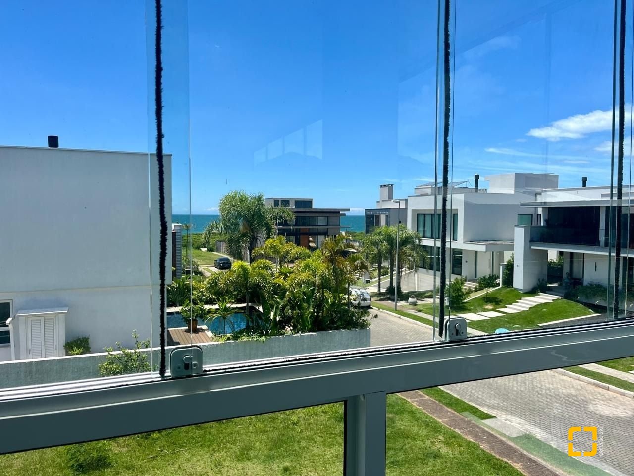 Casa de Condomínio com 400m², 5 quartos (sendo 3 suítes), 4 garagens, no bairro Morro das Pedras em Florianópolis