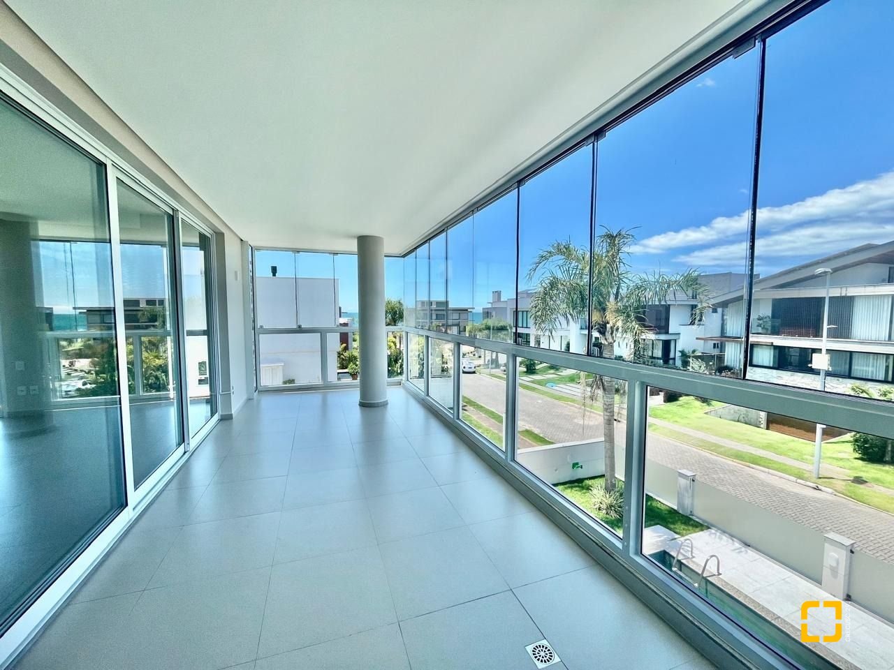 Casa de Condomínio com 400m², 5 quartos (sendo 3 suítes), 4 garagens, no bairro Morro das Pedras em Florianópolis
