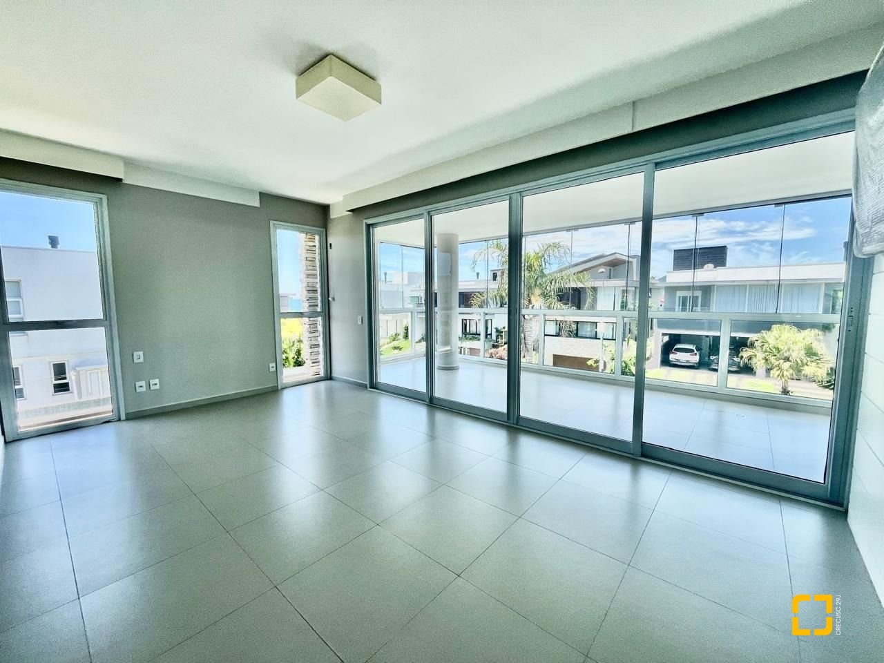 Casa de Condomínio com 400m², 5 quartos (sendo 3 suítes), 4 garagens, no bairro Morro das Pedras em Florianópolis