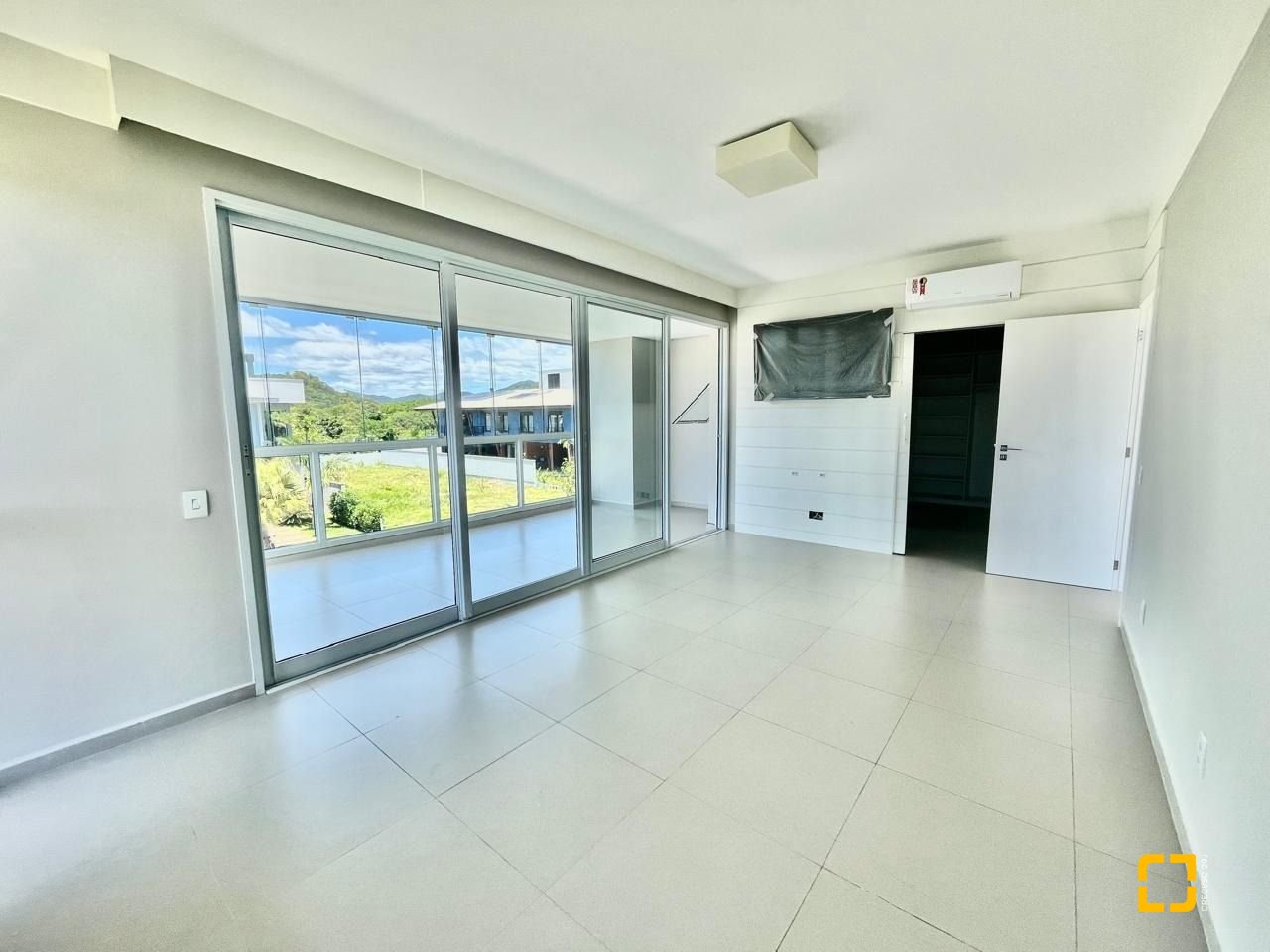 Casa de Condomínio com 400m², 5 quartos (sendo 3 suítes), 4 garagens, no bairro Morro das Pedras em Florianópolis