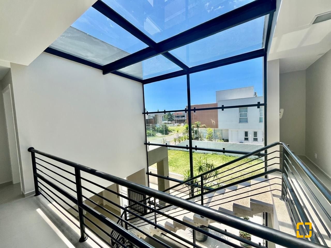Casa de Condomínio com 400m², 5 quartos (sendo 3 suítes), 4 garagens, no bairro Morro das Pedras em Florianópolis