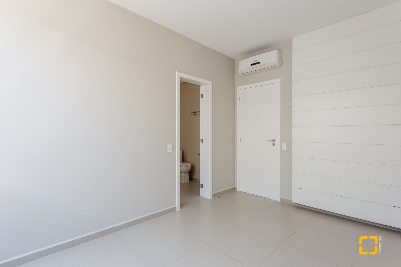 Casa de Condomínio com 400m², 5 quartos (sendo 3 suítes), 4 garagens, no bairro Morro das Pedras em Florianópolis