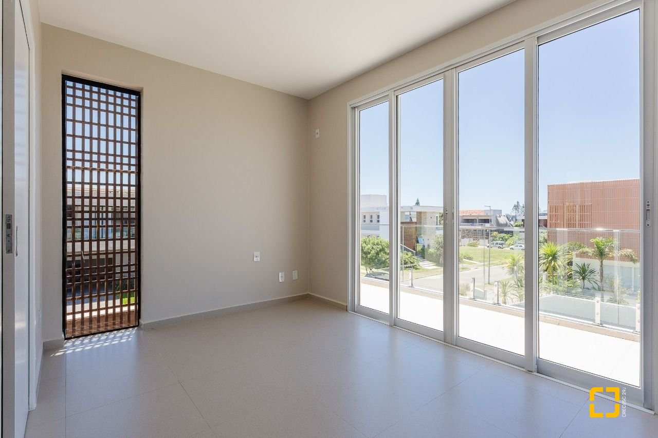 Casa de Condomínio com 400m², 5 quartos (sendo 3 suítes), 4 garagens, no bairro Morro das Pedras em Florianópolis