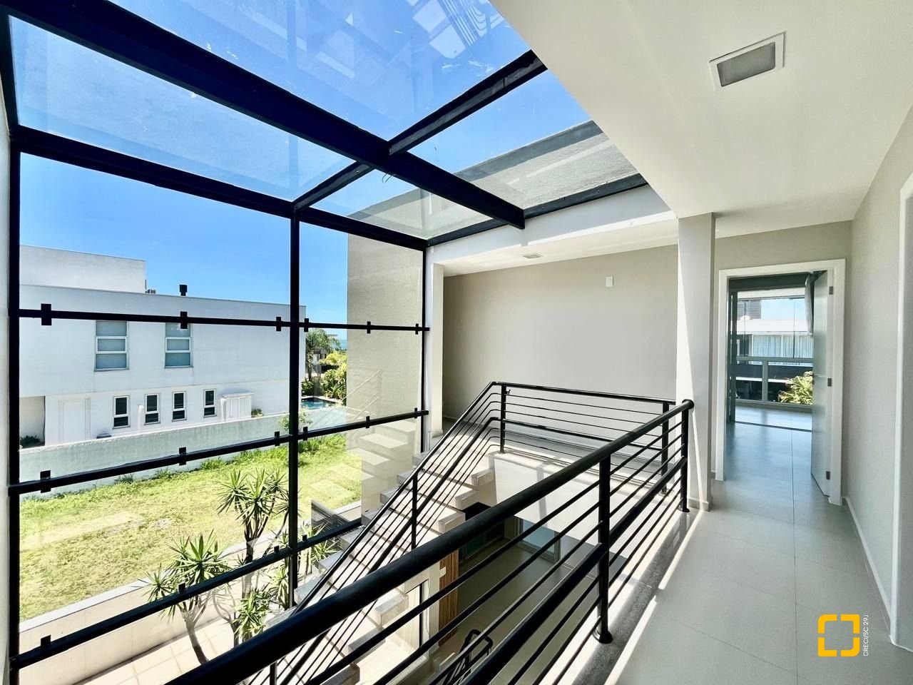 Casa de Condomínio com 400m², 5 quartos (sendo 3 suítes), 4 garagens, no bairro Morro das Pedras em Florianópolis