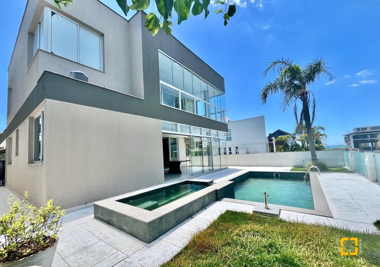 Casa de Condomínio com 400m², 5 quartos (sendo 3 suítes), 4 garagens, no bairro Morro das Pedras em Florianópolis