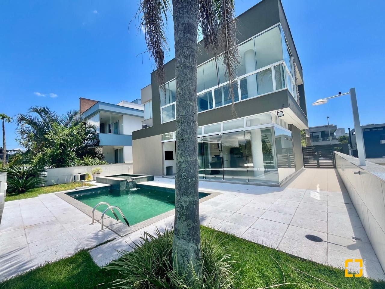 Casa de Condomínio com 400m², 5 quartos (sendo 3 suítes), 4 garagens, no bairro Morro das Pedras em Florianópolis