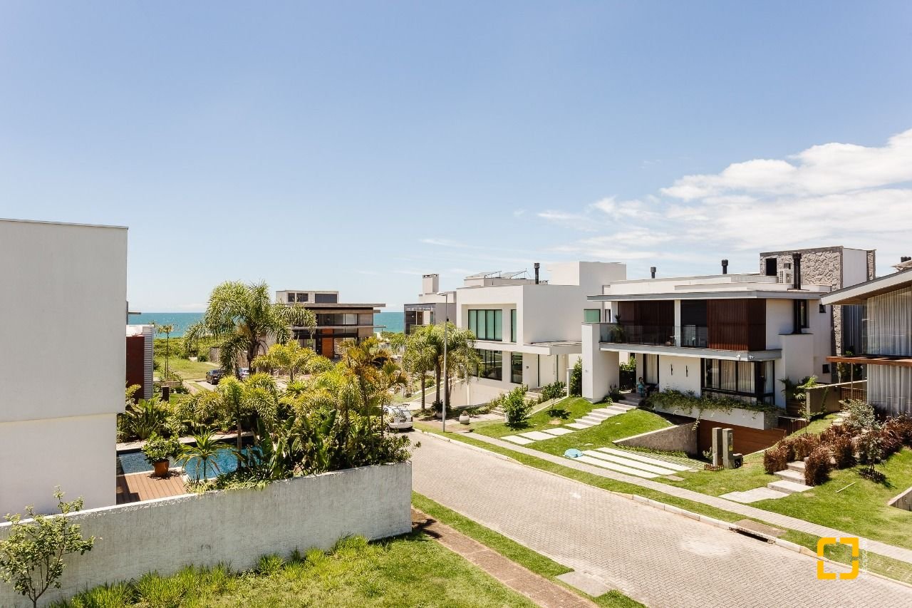 Casa de Condomínio com 400m², 5 quartos (sendo 3 suítes), 4 garagens, no bairro Morro das Pedras em Florianópolis