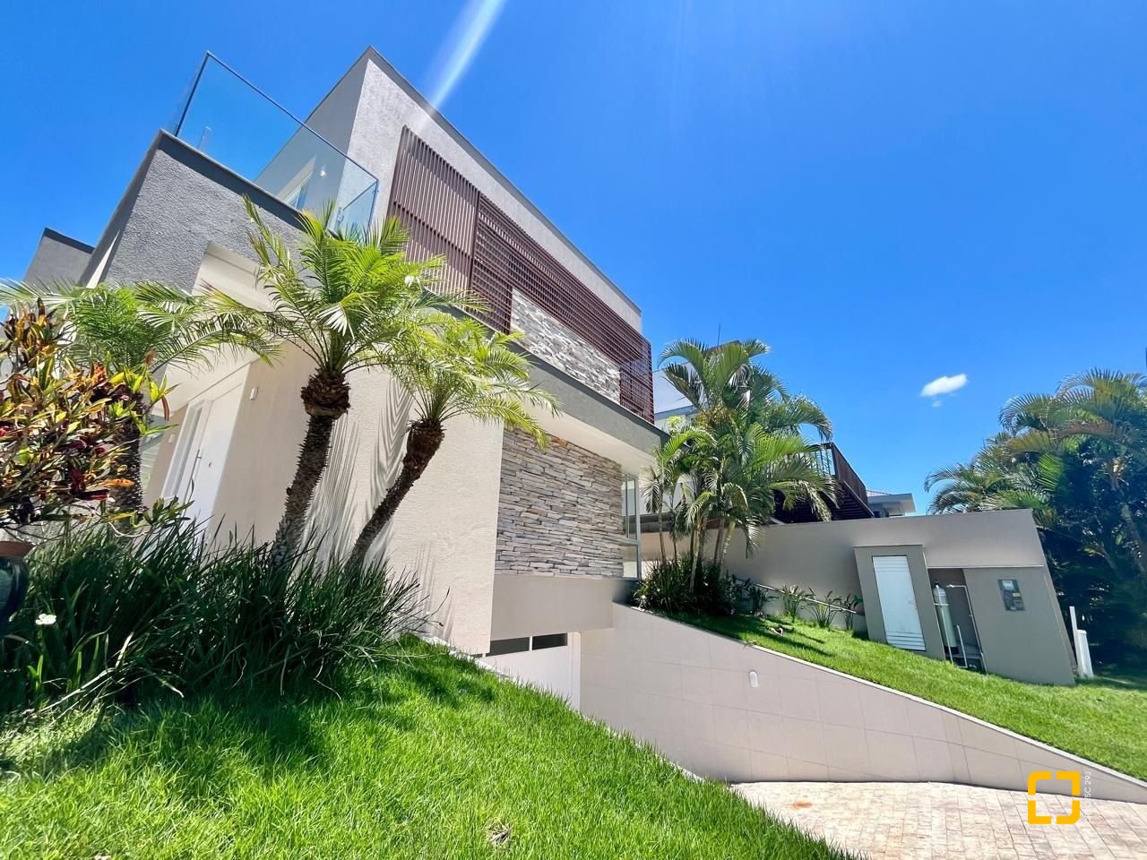Casa de Condomínio com 400m², 5 quartos (sendo 3 suítes), 4 garagens, no bairro Morro das Pedras em Florianópolis
