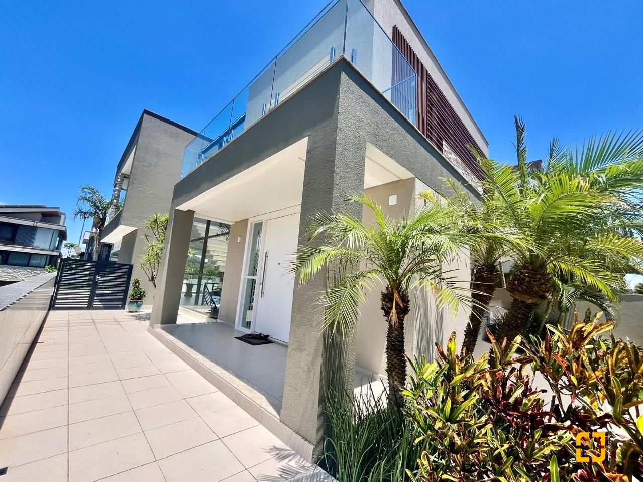 Casa de Condomínio com 400m², 5 quartos (sendo 3 suítes), 4 garagens, no bairro Morro das Pedras em Florianópolis