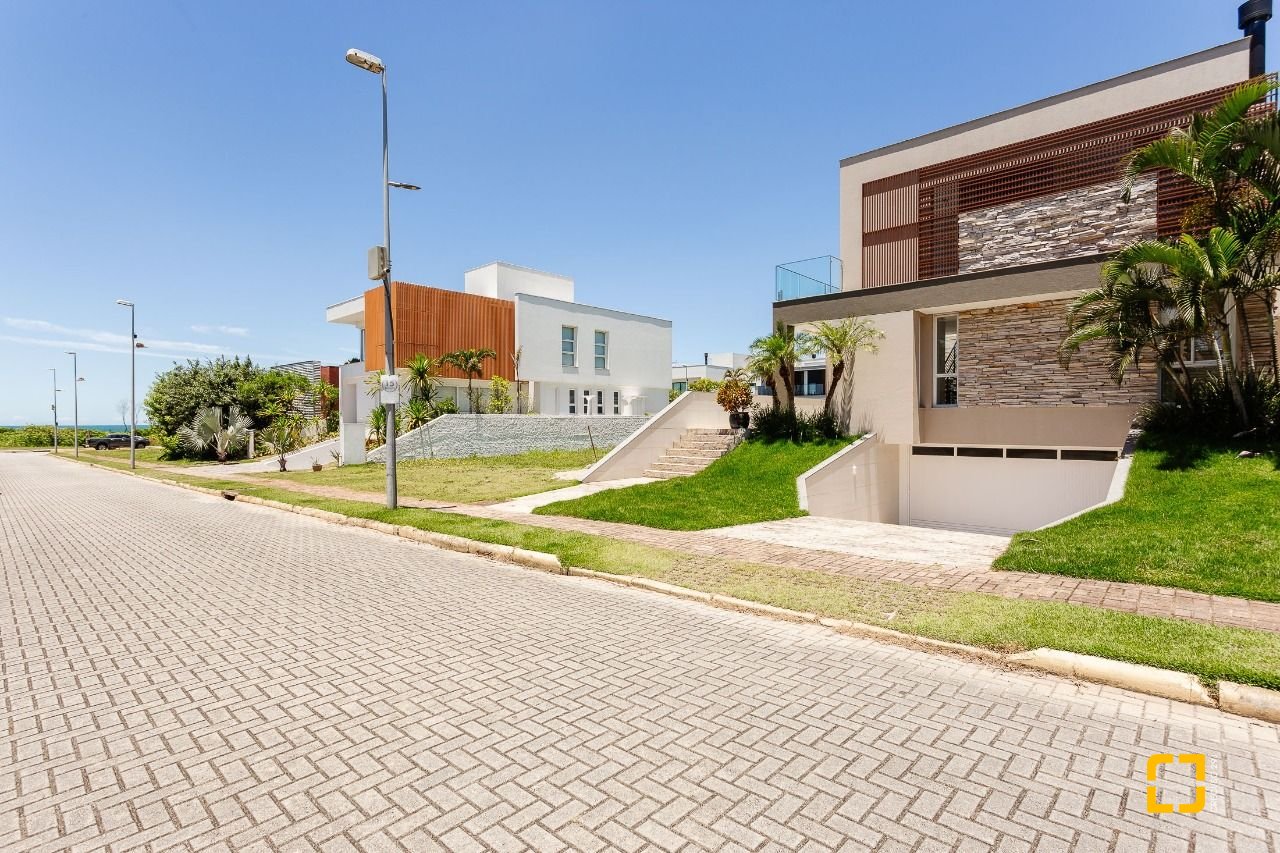 Casa de Condomínio com 400m², 5 quartos (sendo 3 suítes), 4 garagens, no bairro Morro das Pedras em Florianópolis