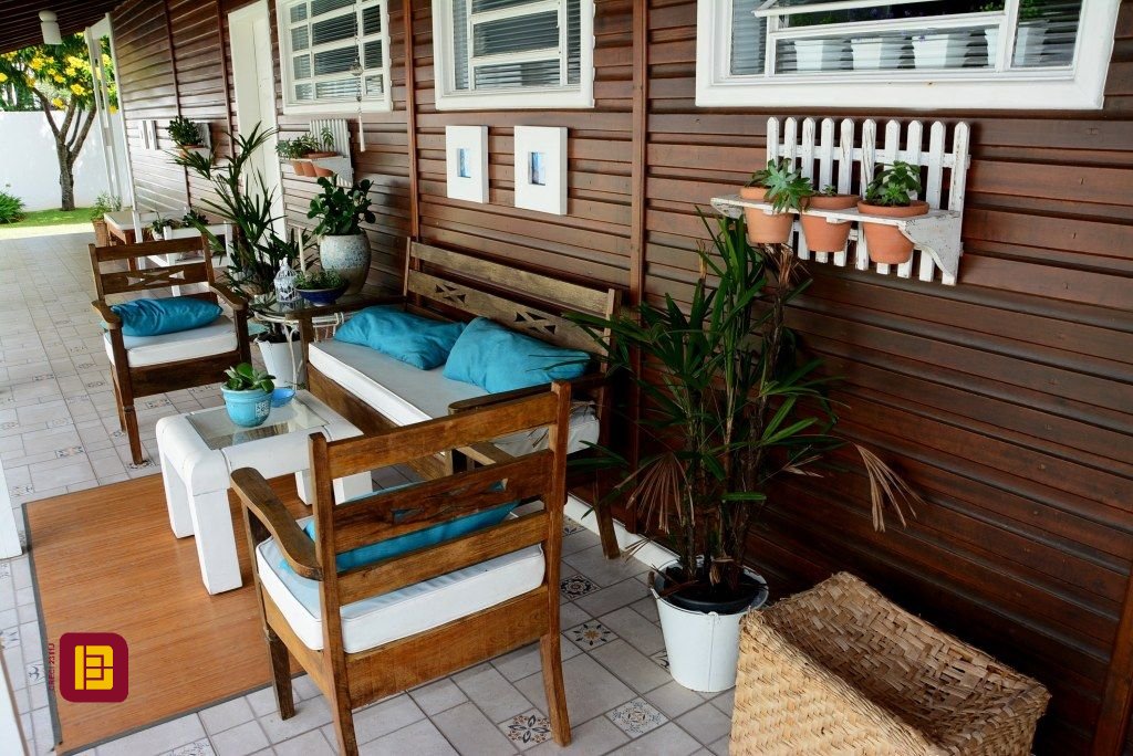 Casa com 300m², 5 quartos (sendo 1 suíte), 4 garagens, no bairro Lagoa da Conceição em Florianópolis