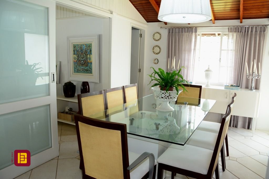 Casa com 300m², 5 quartos (sendo 1 suíte), 4 garagens, no bairro Lagoa da Conceição em Florianópolis