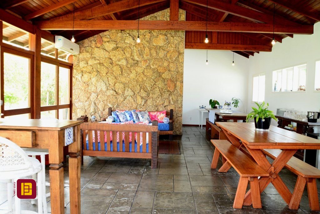 Casa com 300m², 5 quartos (sendo 1 suíte), 4 garagens, no bairro Lagoa da Conceição em Florianópolis