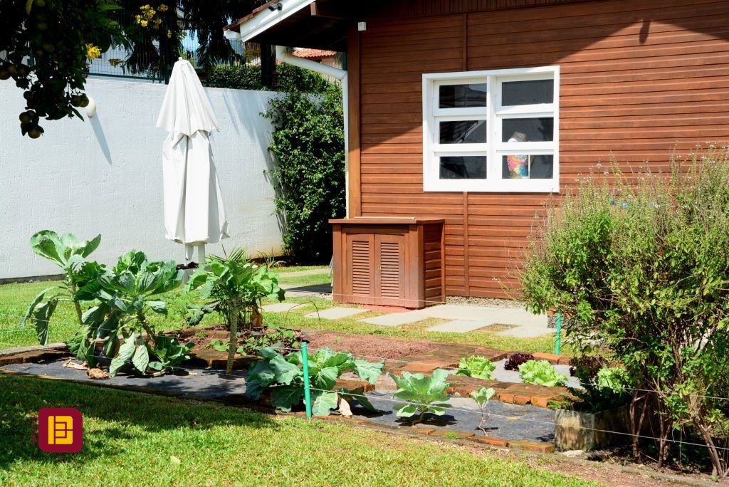 Casa com 300m², 5 quartos (sendo 1 suíte), 4 garagens, no bairro Lagoa da Conceição em Florianópolis