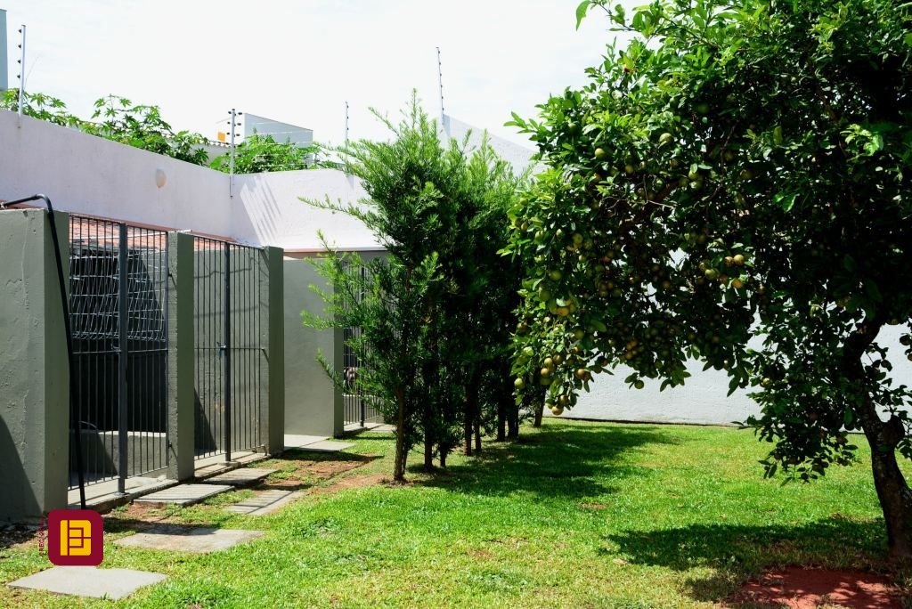 Casa com 300m², 5 quartos (sendo 1 suíte), 4 garagens, no bairro Lagoa da Conceição em Florianópolis