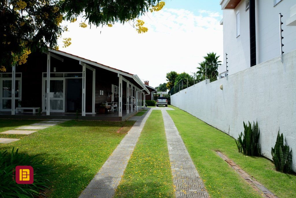 Casa com 300m², 5 quartos (sendo 1 suíte), 4 garagens, no bairro Lagoa da Conceição em Florianópolis