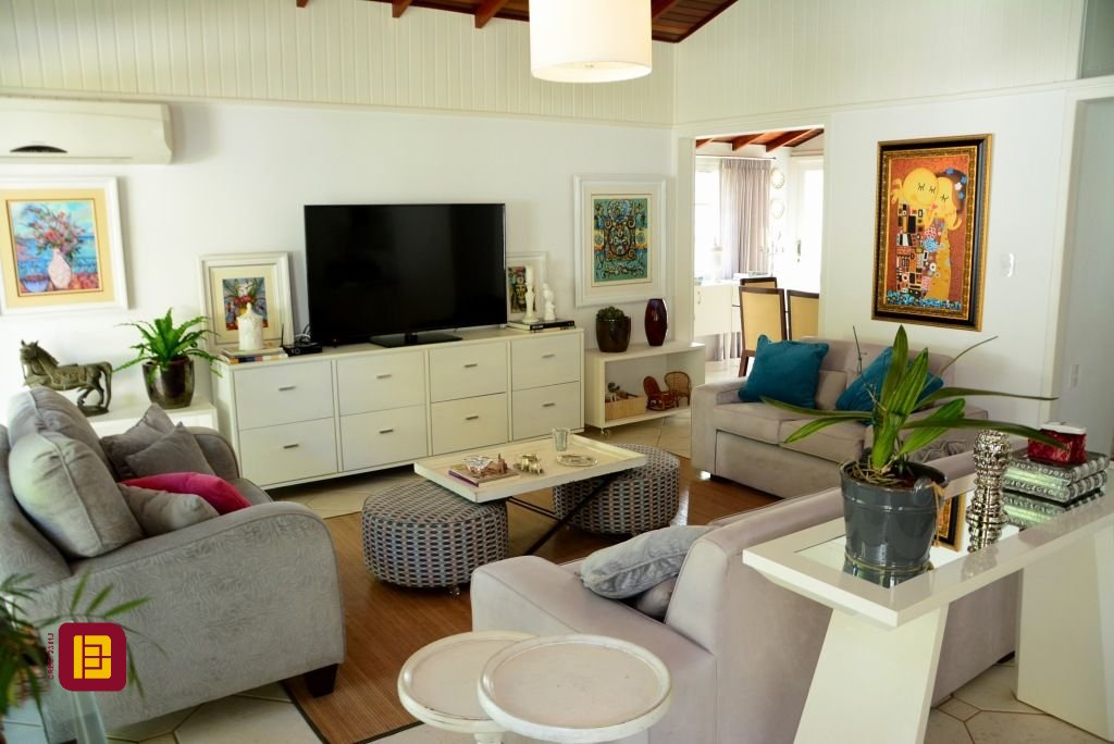Casa com 300m², 5 quartos (sendo 1 suíte), 4 garagens, no bairro Lagoa da Conceição em Florianópolis