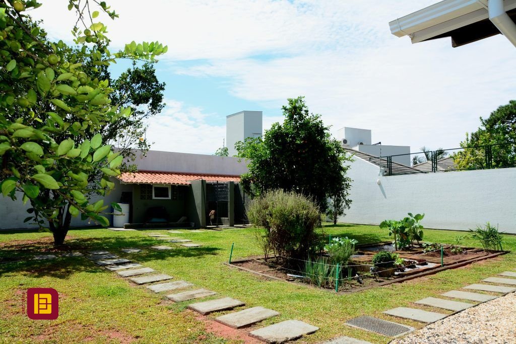 Casa com 300m², 5 quartos (sendo 1 suíte), 4 garagens, no bairro Lagoa da Conceição em Florianópolis