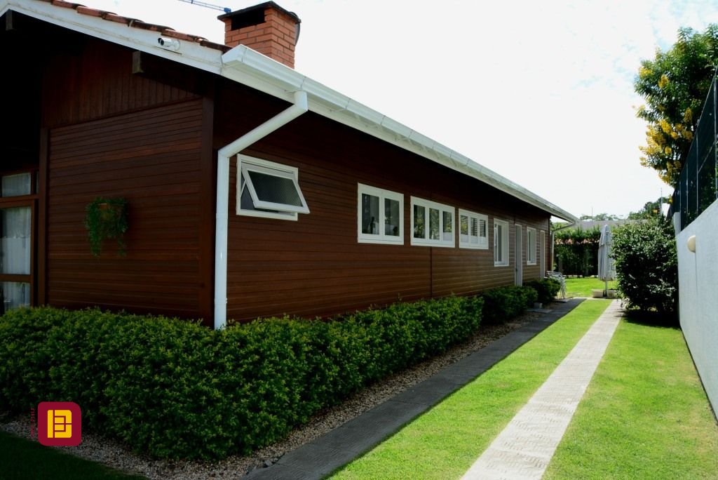 Casa com 300m², 5 quartos (sendo 1 suíte), 4 garagens, no bairro Lagoa da Conceição em Florianópolis